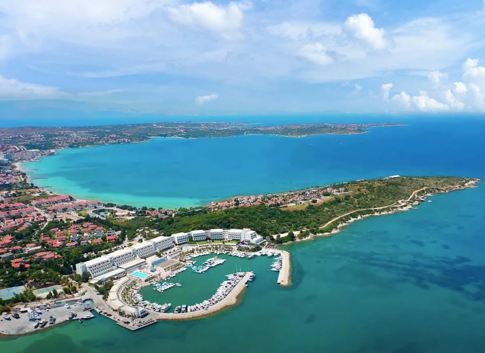 Altın Yunus Hotel & Spa — Aerial view of hotel and marina