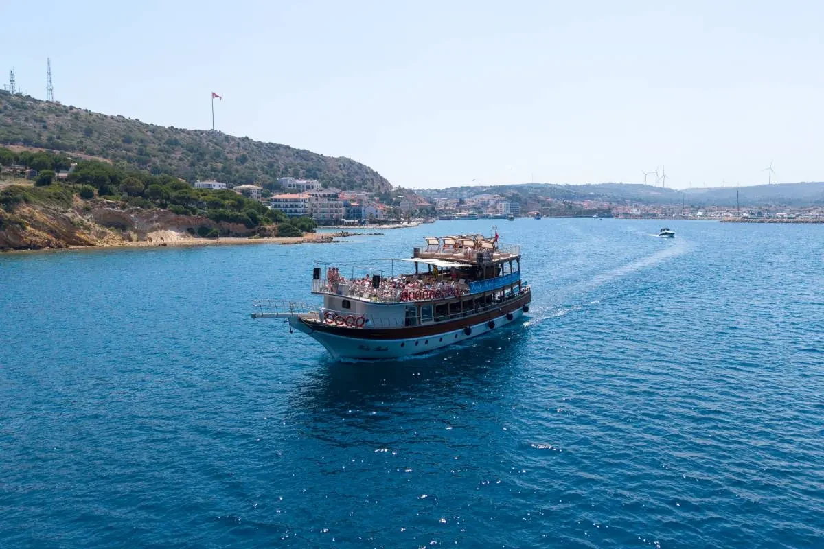 Lady Bente Çeşme — Lady Bente at sea
