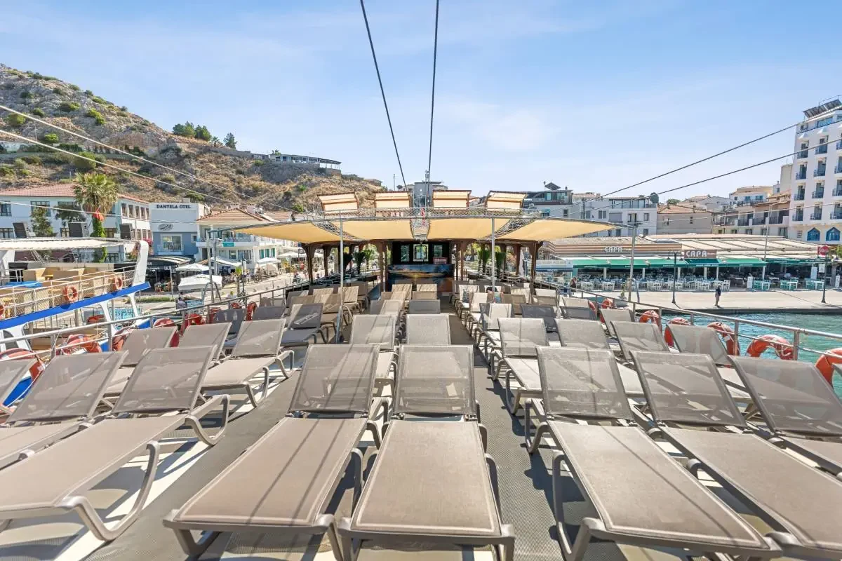 Lady Bente Çeşme — Sun loungers on the upper deck