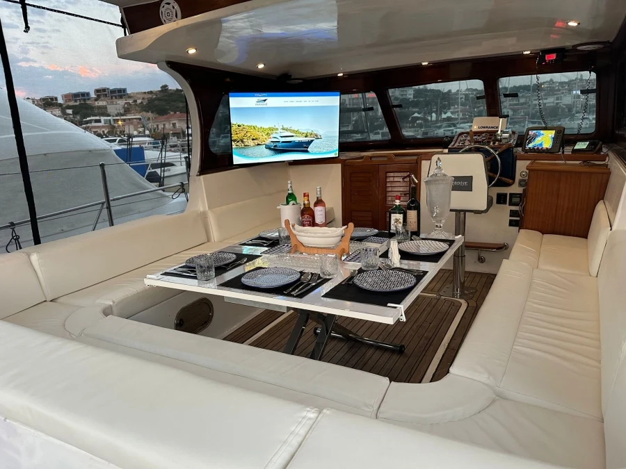 Paradise26 Yat ve Tekne Kiralama — Yacht interior dining area