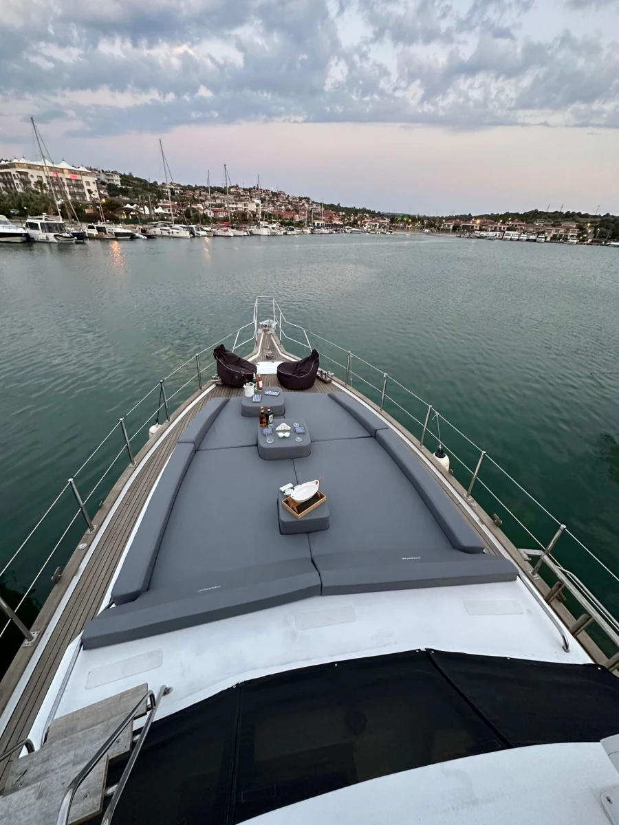Paradise26 Yat ve Tekne Kiralama — Forward deck of the boat