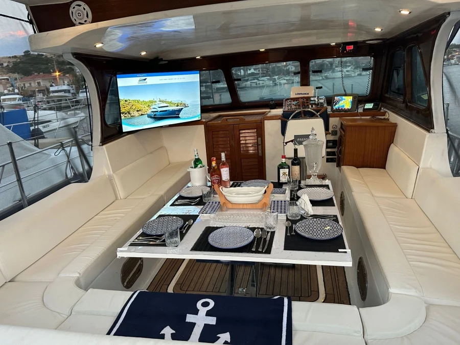 Paradise26 Yat ve Tekne Kiralama — Yacht dining and seating layout