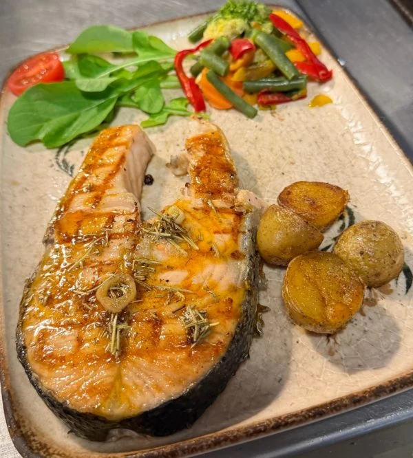 Fehmi Ildır Günbatımı Restoran — Salmon dish with vegetables