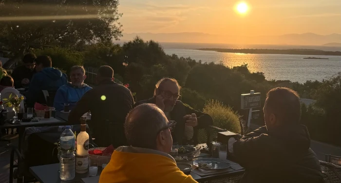 Fehmi Ildır Günbatımı Restoran — Terrasse mit Gästen bei Sonnenuntergang
