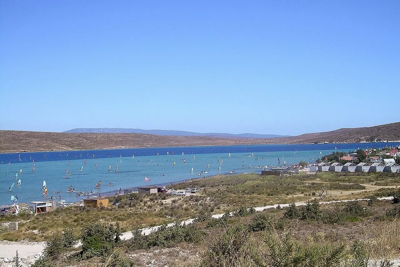 Blick auf die Windsurfküste an der Bucht von Alaçatı