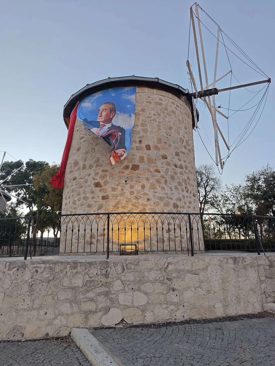 Alaçatı’da taş yel değirmeni ve önündeki meydan