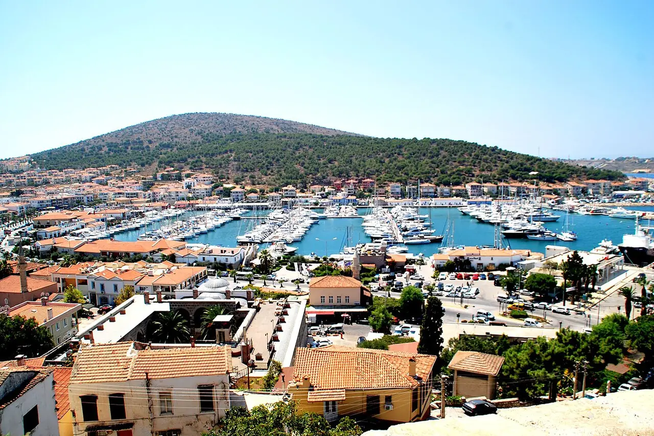 Boote und Uferbebauung in der Marina von Çeşme
