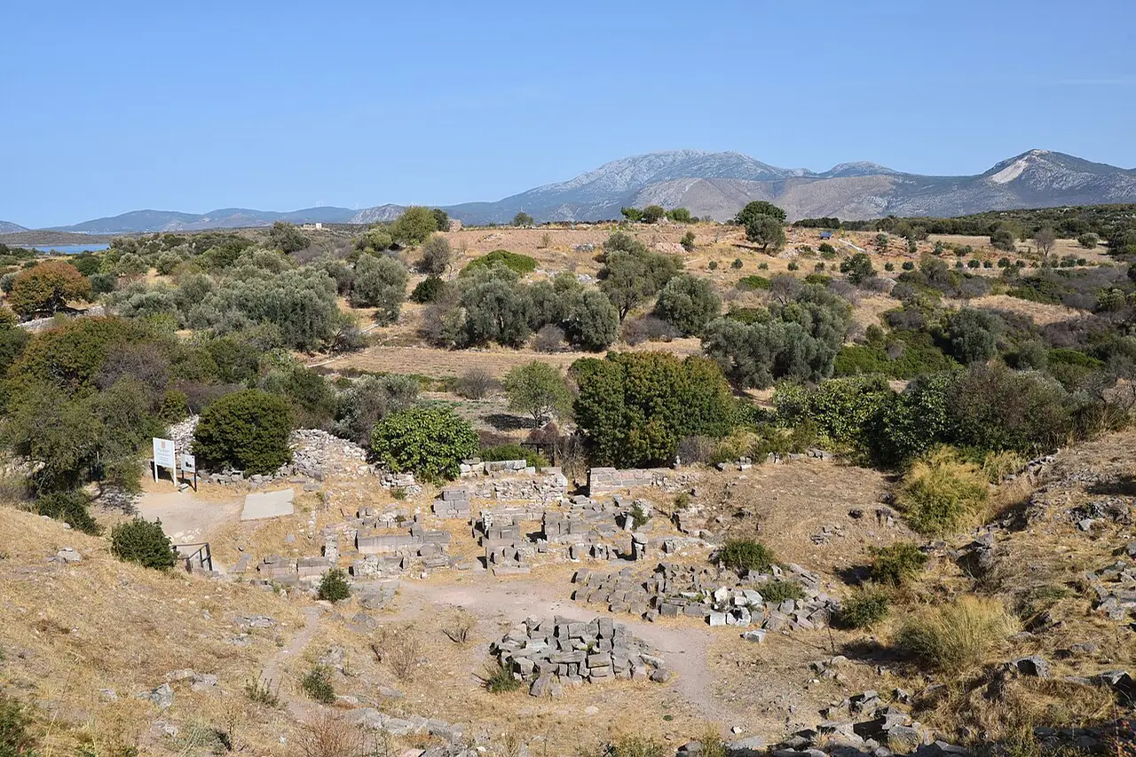 Ildır’daki Erythrai antik tiyatrosunun taş oturma sıraları