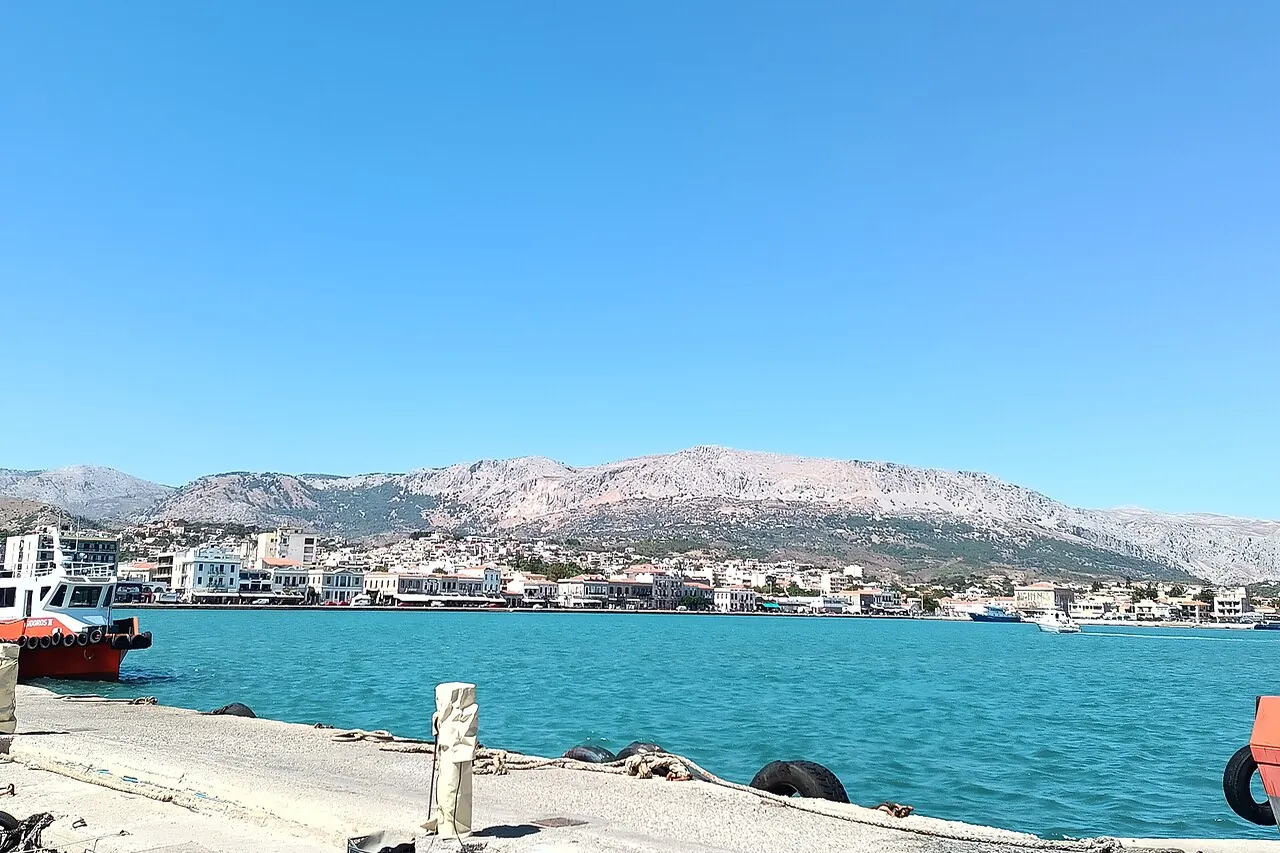 Hafenbecken und Ufergebäude der Stadt Chios