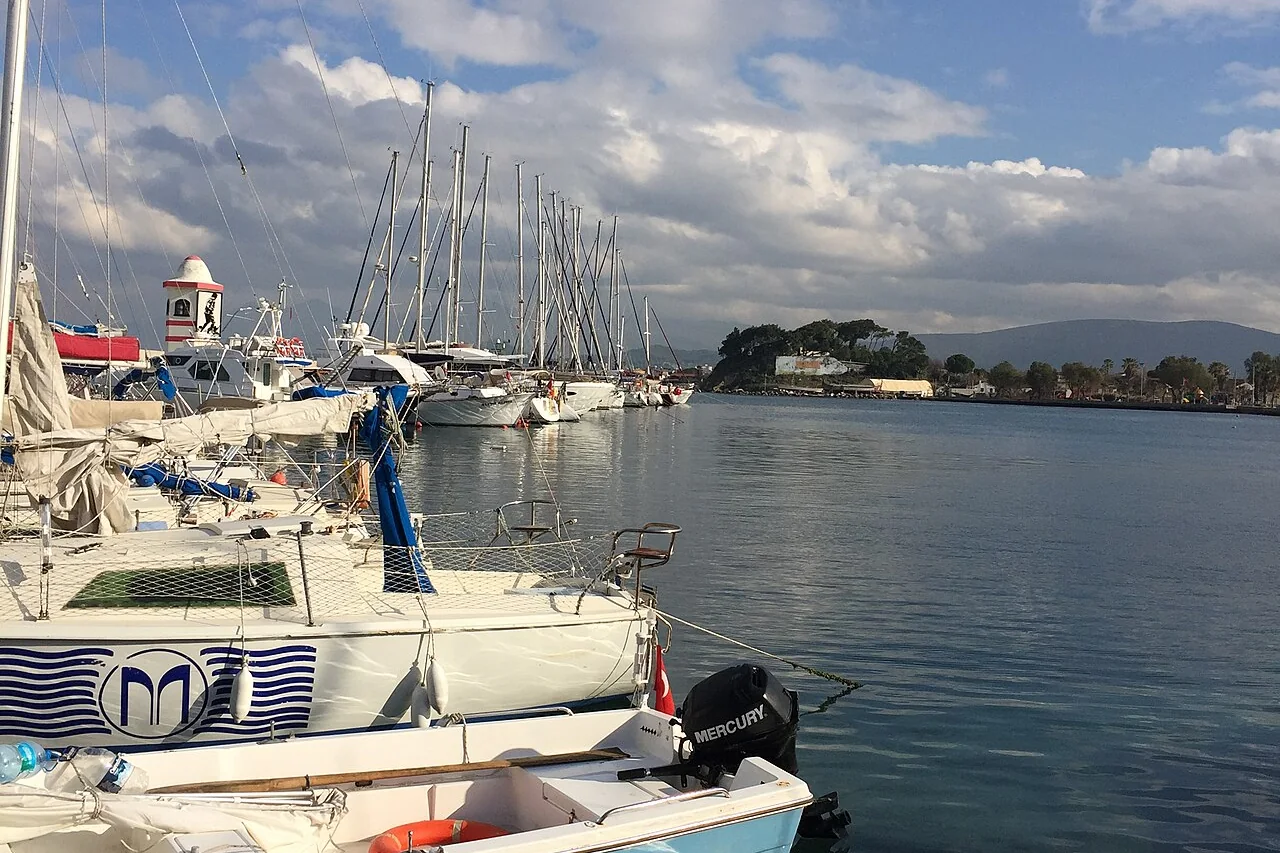 Urla İskele’de balıkçı tekneleri ve kıyıdaki evler