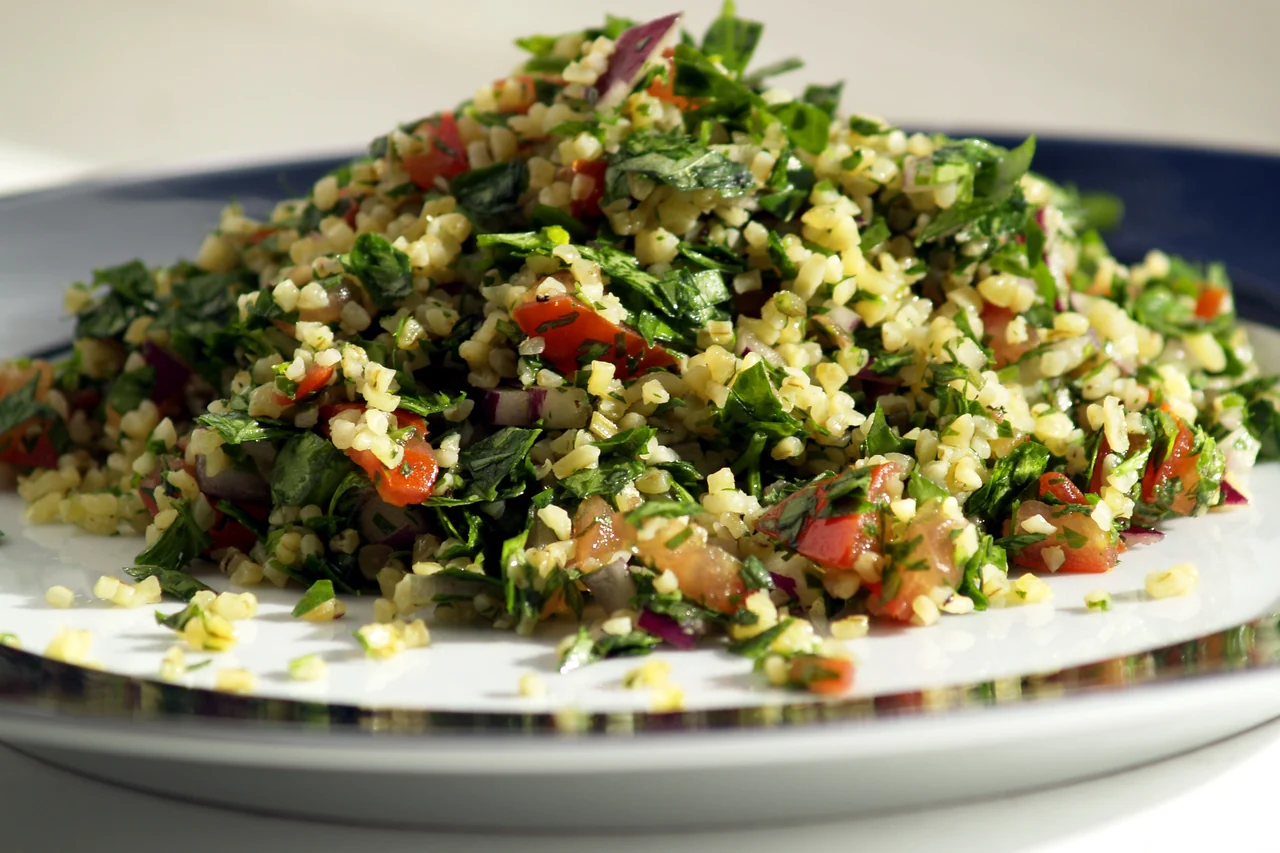 Bulgursalat mit Tomaten und frischen Kräutern