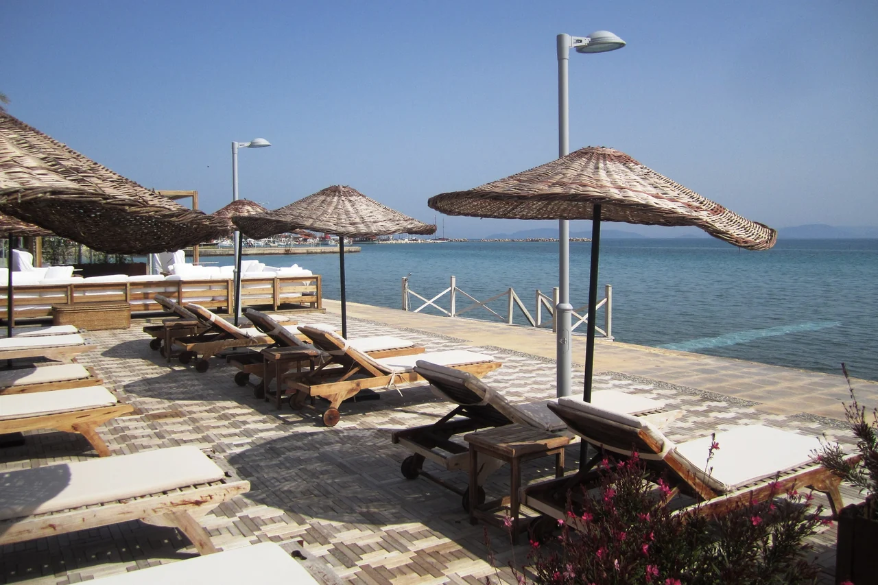 Liegen und Strohschirme am Ilıca-Strand