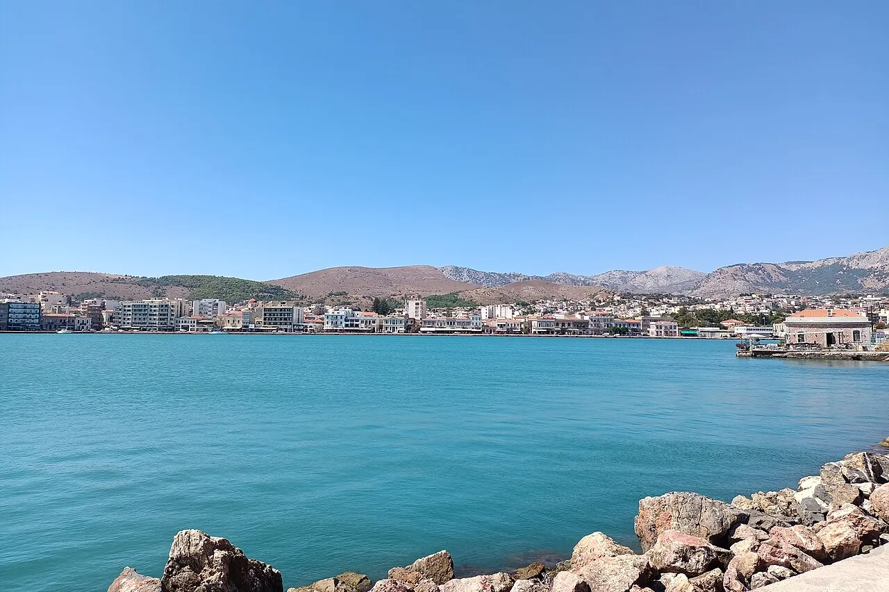 Türkisfarbenes Wasser und Ufergebäude am Hafen von Chios