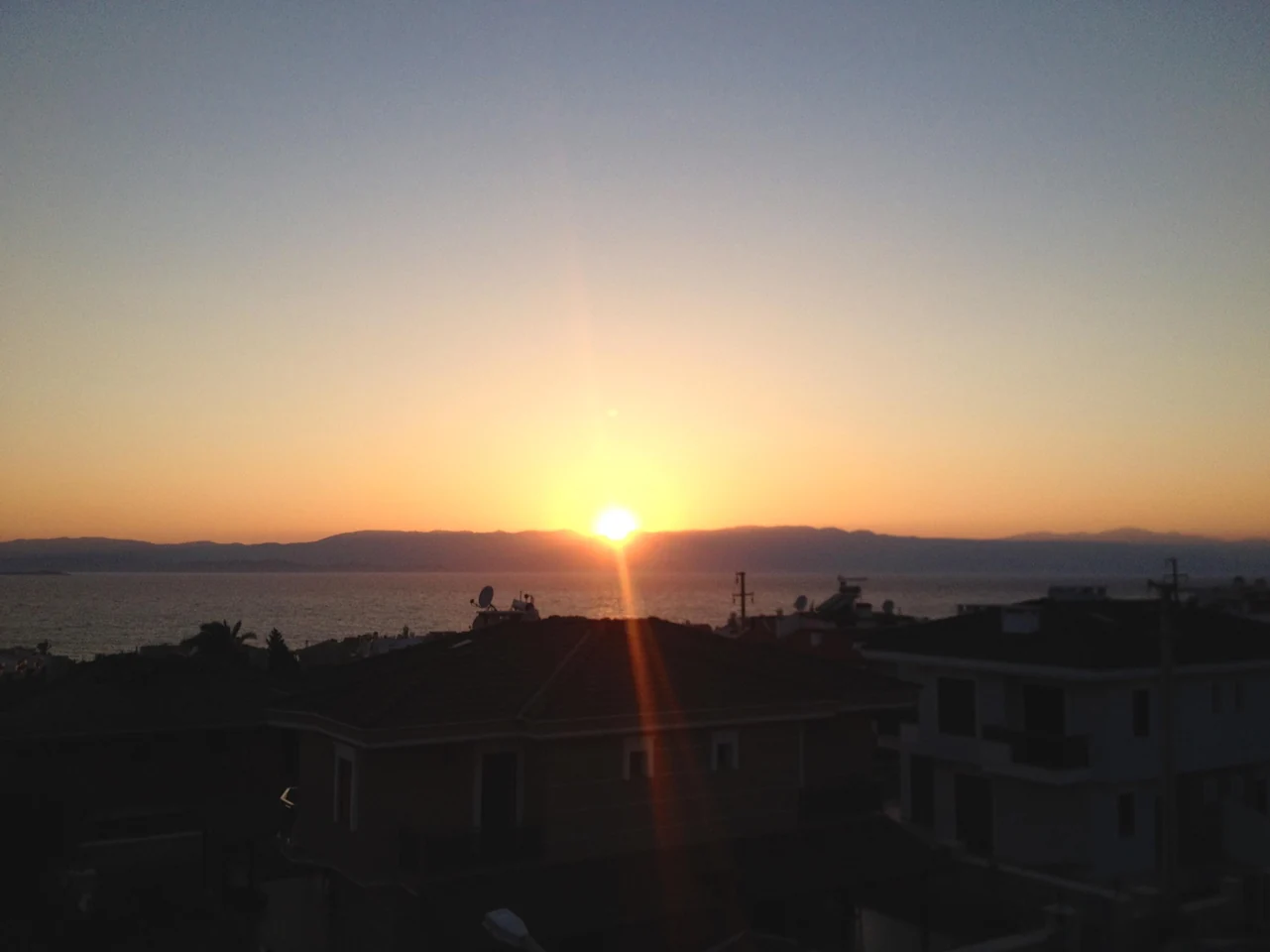 Çeşme’den Sakız Adası yönüne gün batımı ve kıyıdaki yapılar