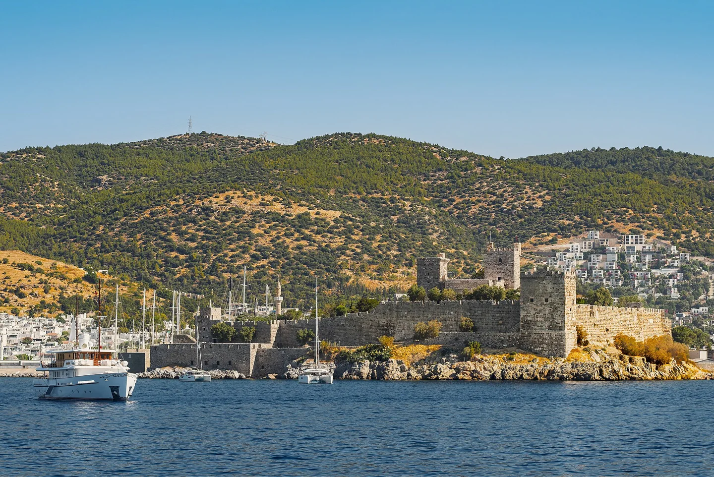 Burg von Bodrum und die Küste vom Meer aus