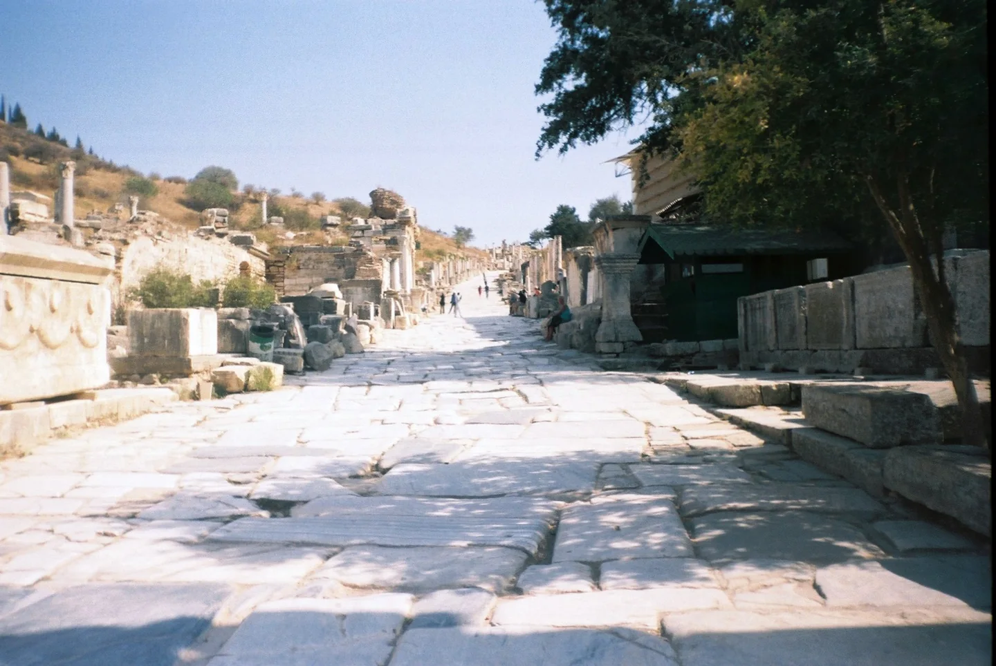 Efes’te Kuretler Caddesi’nin taş döşemesi ve çevresindeki kalıntılar