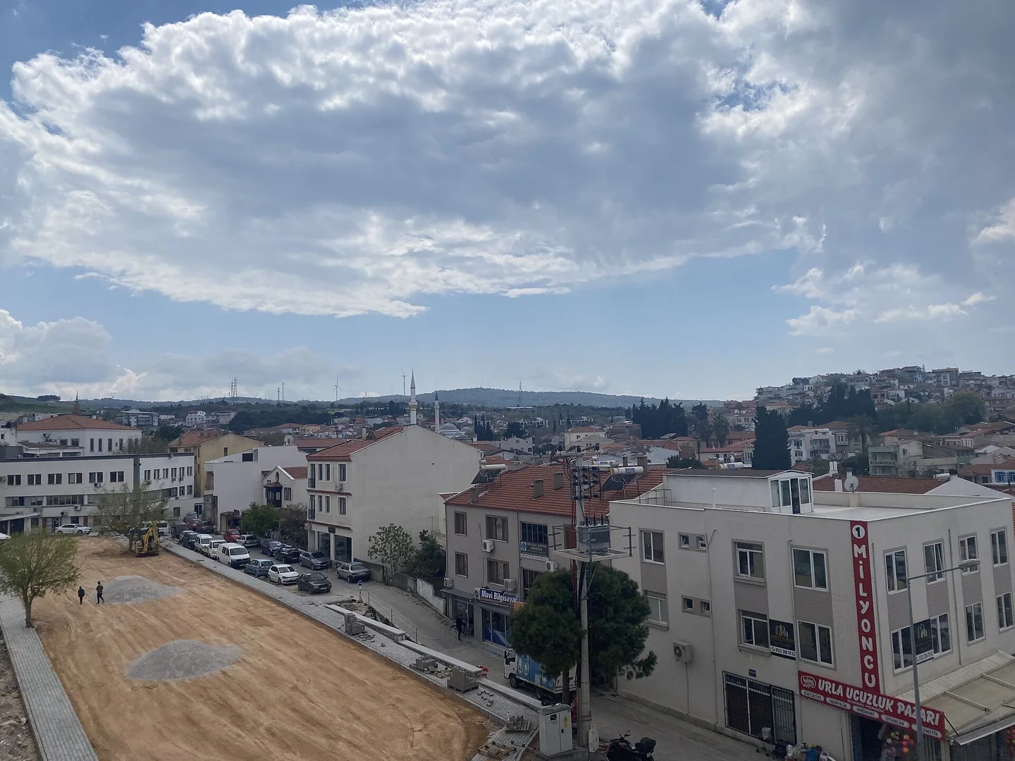 Gebäude, Straße und Hügel im Hintergrund von Urla