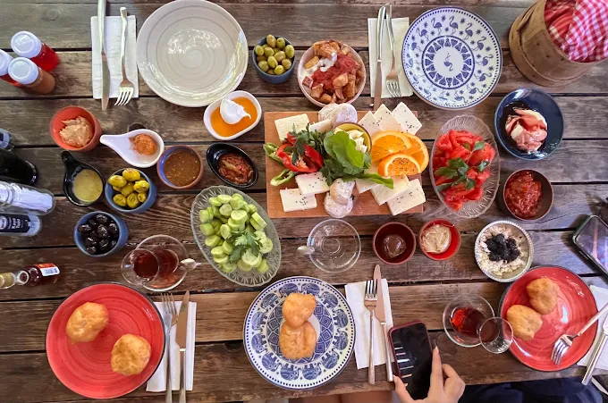 Frühstückstisch mit Käse, Oliven und kleinen Tellern im Bumba Breakfast Club