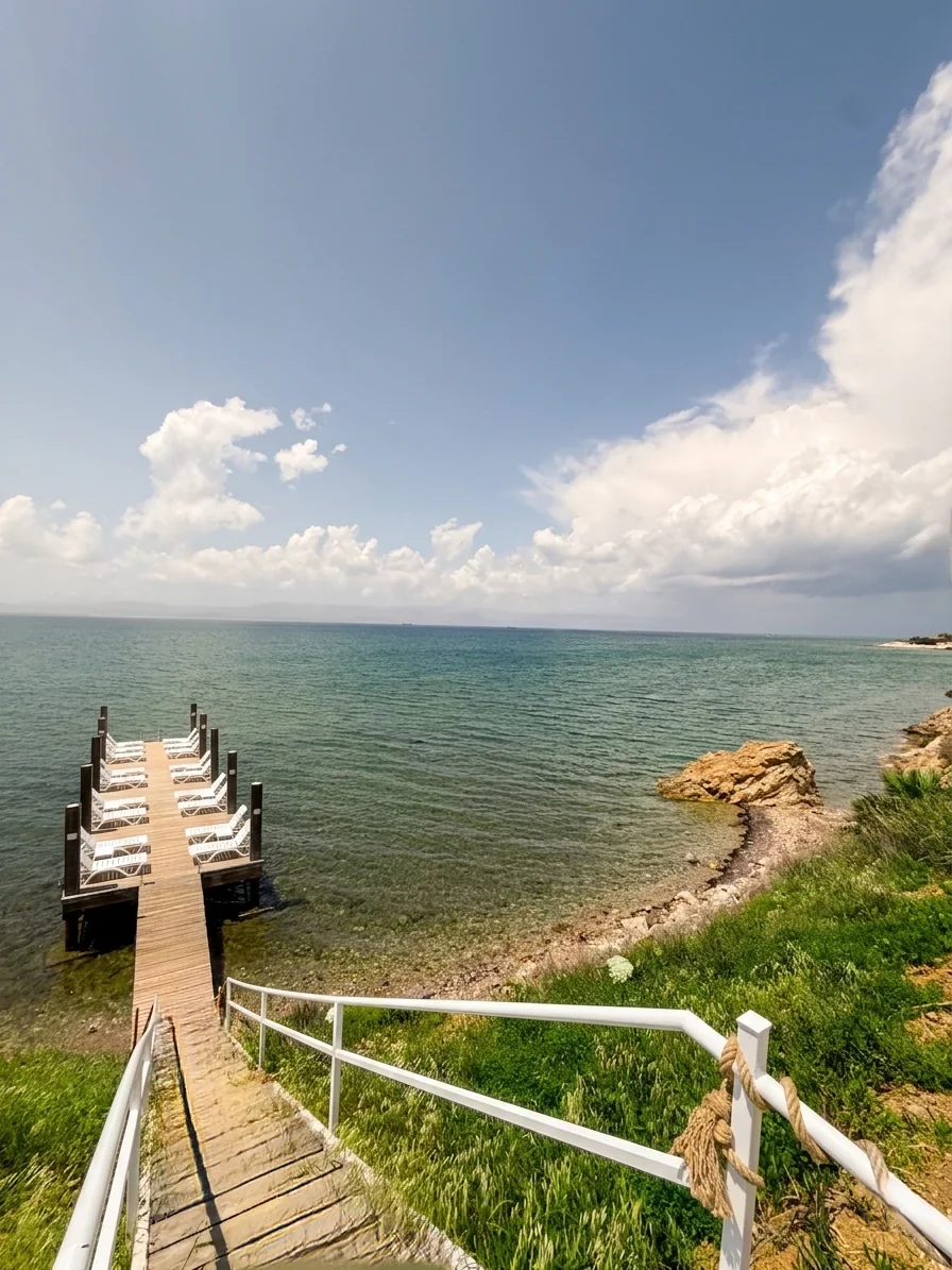 Life Point Hotel — Steg ins Meer