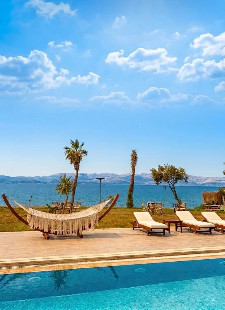 Life Point Hotel — Hängematte am Pool mit Meerblick