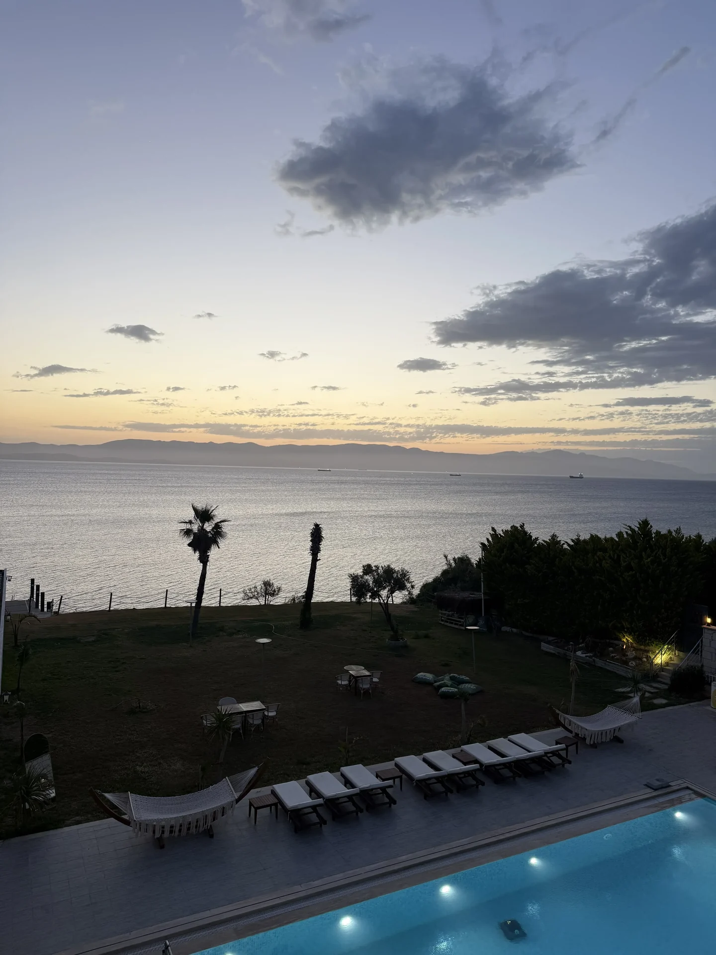 Life Point Hotel — Pool und Meer im Abendlicht