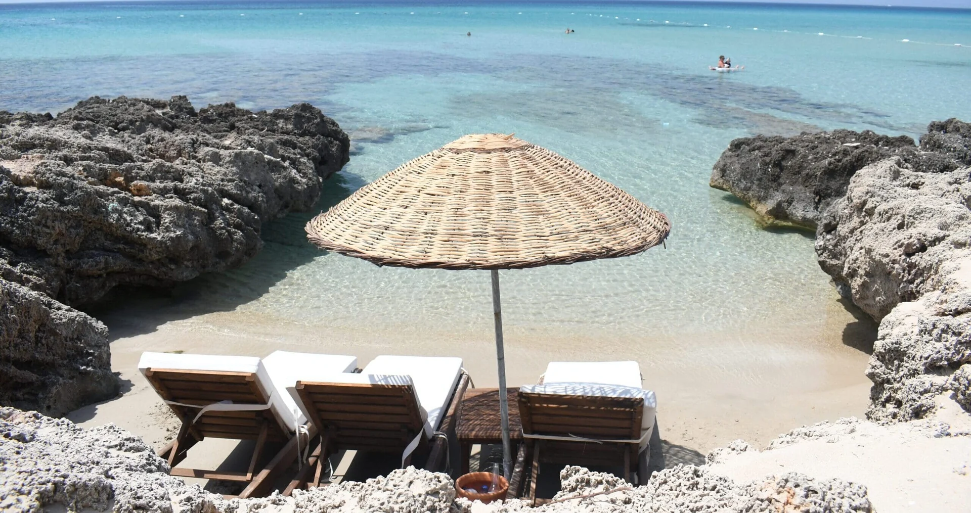 Zay’a Çeşme Beach & Restaurant — Kumsaldaki şemsiye ve şezlonglar