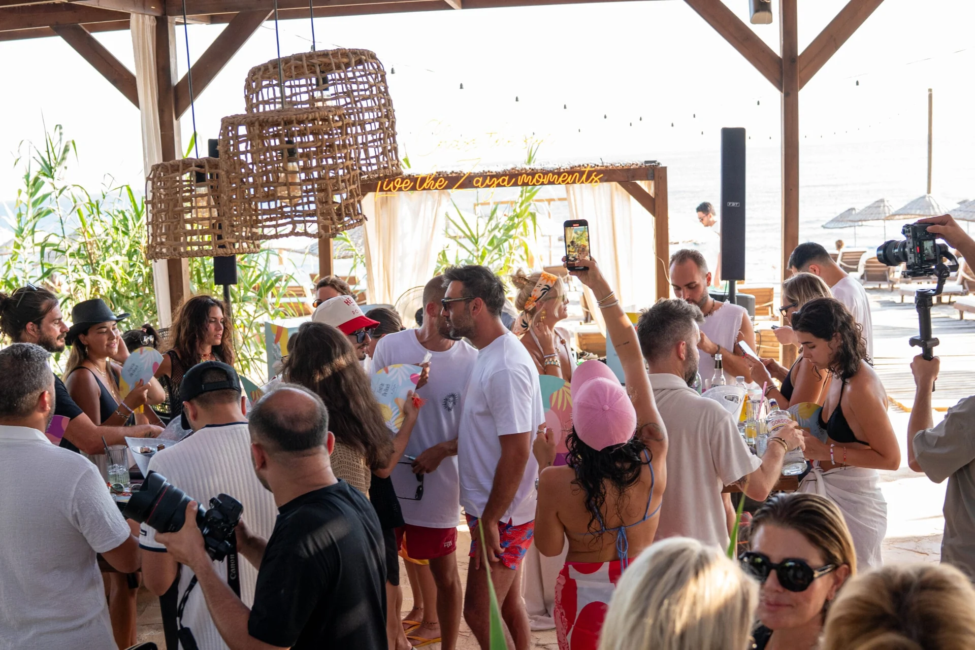 Zay’a Çeşme Beach & Restaurant — Plajın açık hava oturma alanı