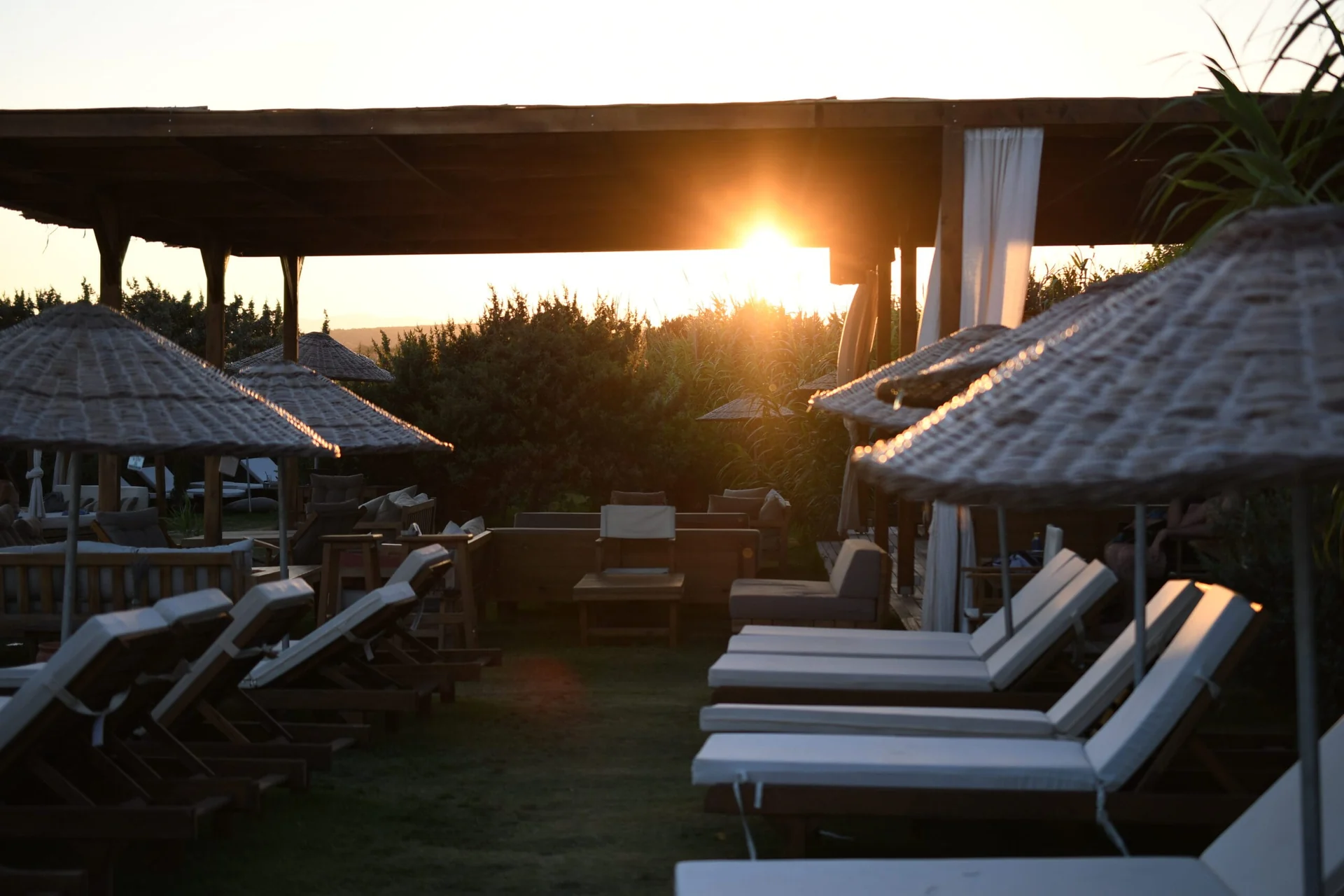 Zay’a Çeşme Beach & Restaurant — Gün batımında plajın dinlenme alanı