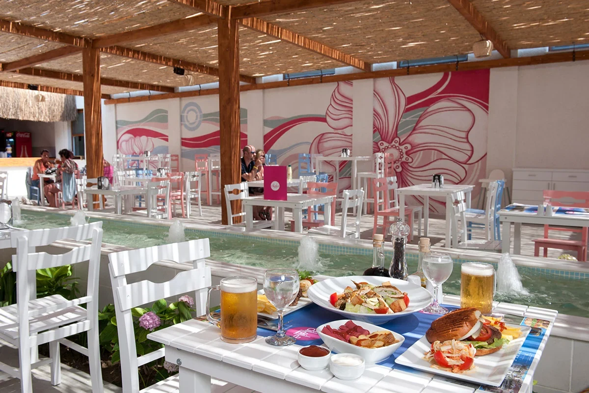 Dilaila Beach — Seaside dining area