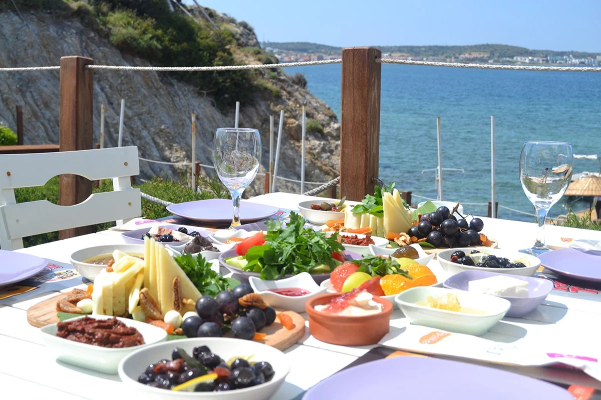 Dilaila Beach — Breakfast table and bay view