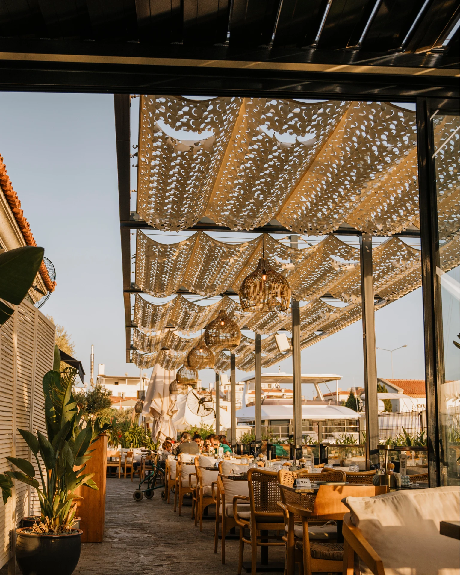 Fuente Çeşme Marina — Covered restaurant seating