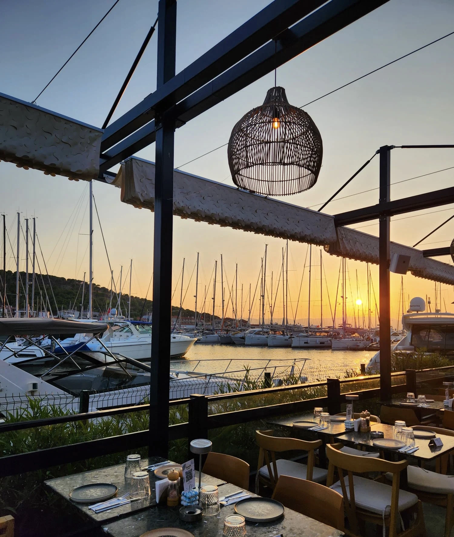 Fuente Çeşme Marina — Tische am Yachthafen