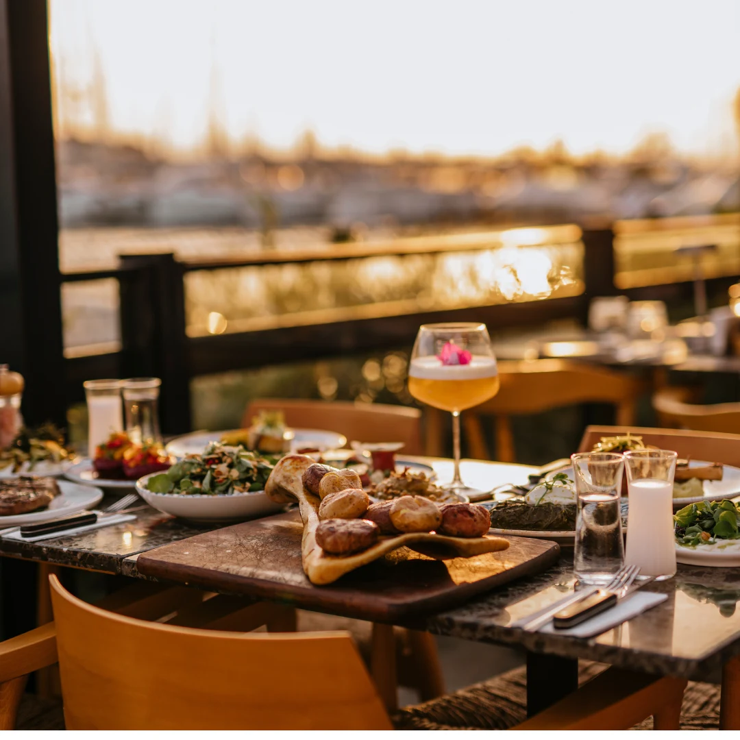 Fuente Çeşme Marina — Cocktail and food setting