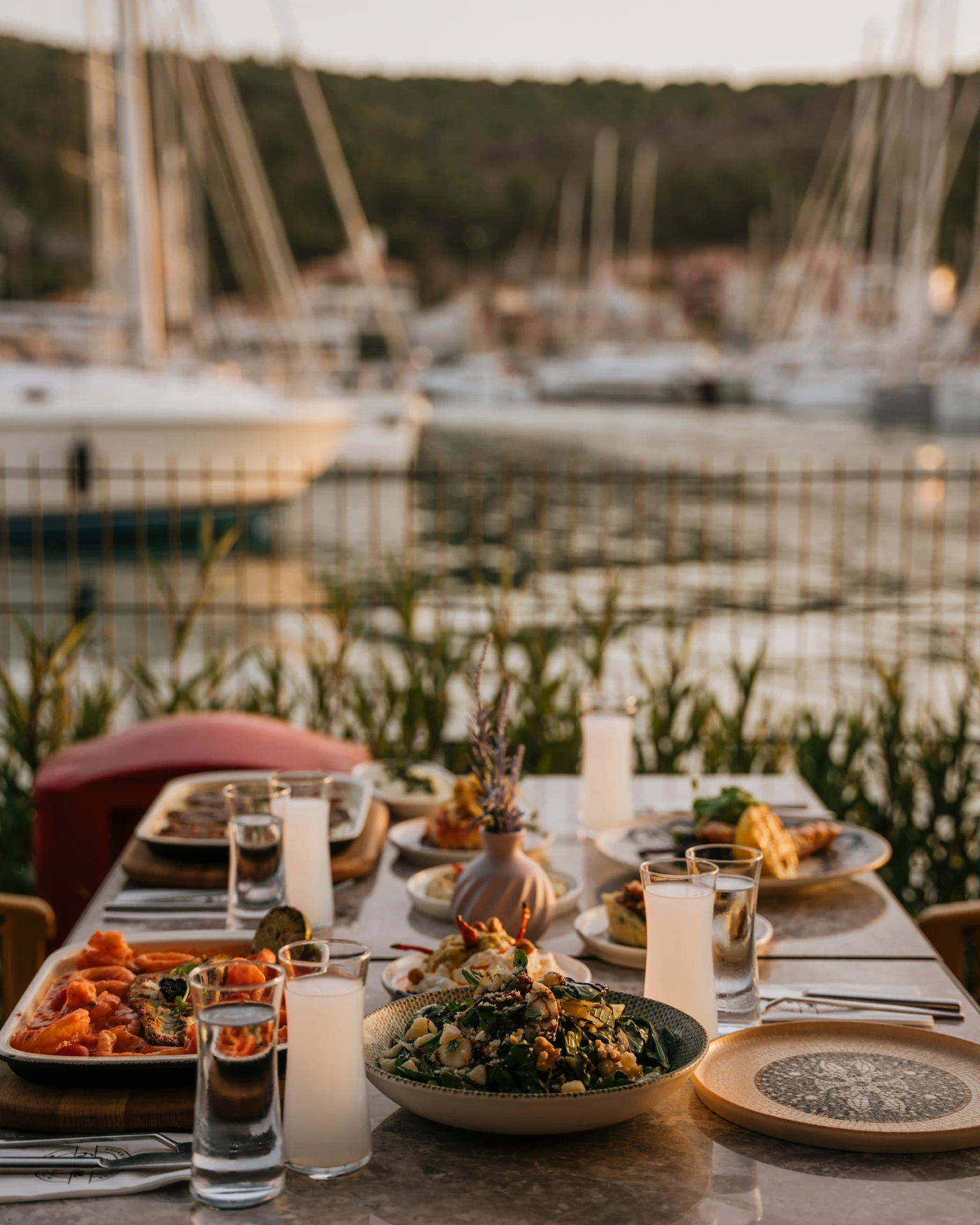 Fuente Çeşme Marina — Dining table facing the marina