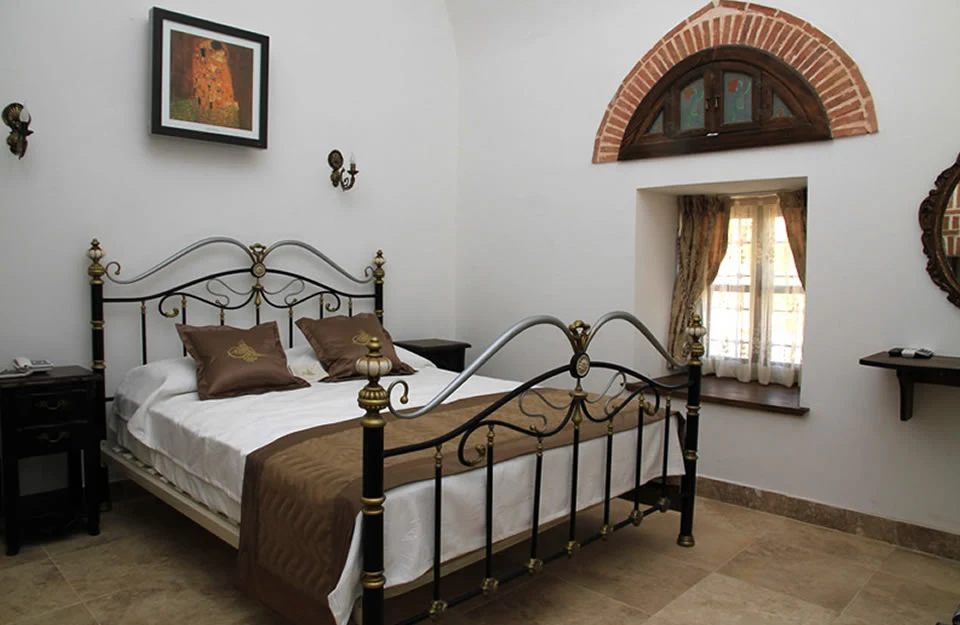 Kervansaray Antik Otel — Bed layout in a hotel room