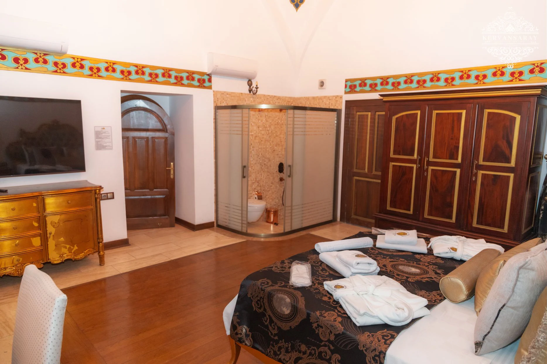 Kervansaray Antik Otel — Seating in a hotel room