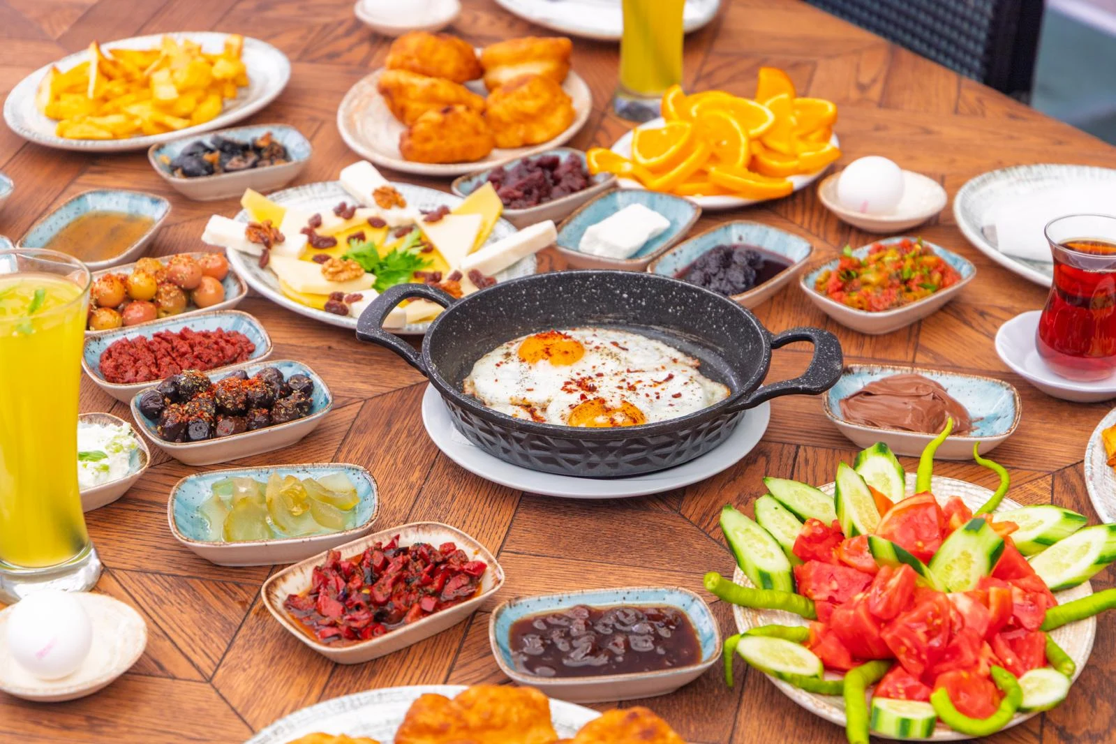 Kervansaray Antik Otel — Hotel breakfast table