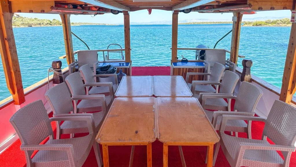 Kral Kaptan Tekne Turu — Covered tables on the boat