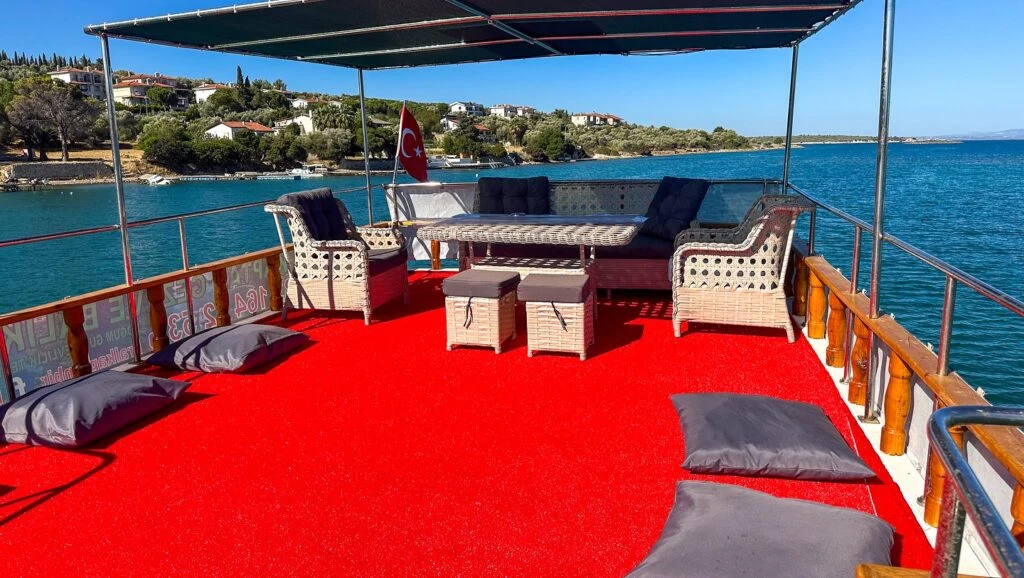 Kral Kaptan Tekne Turu — Open seating on the upper deck