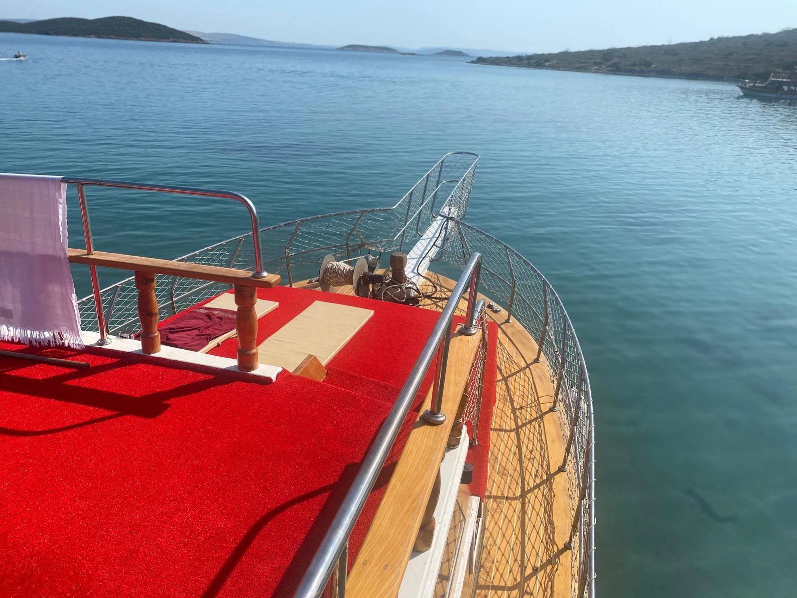 Kral Kaptan Tekne Turu — View towards the coast from the deck