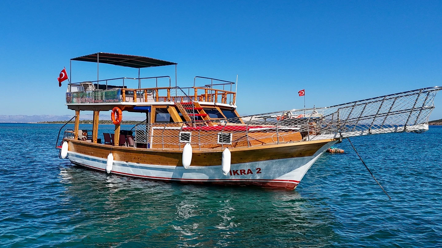 Kral Kaptan Tekne Turu — İkra 2 seen from the water