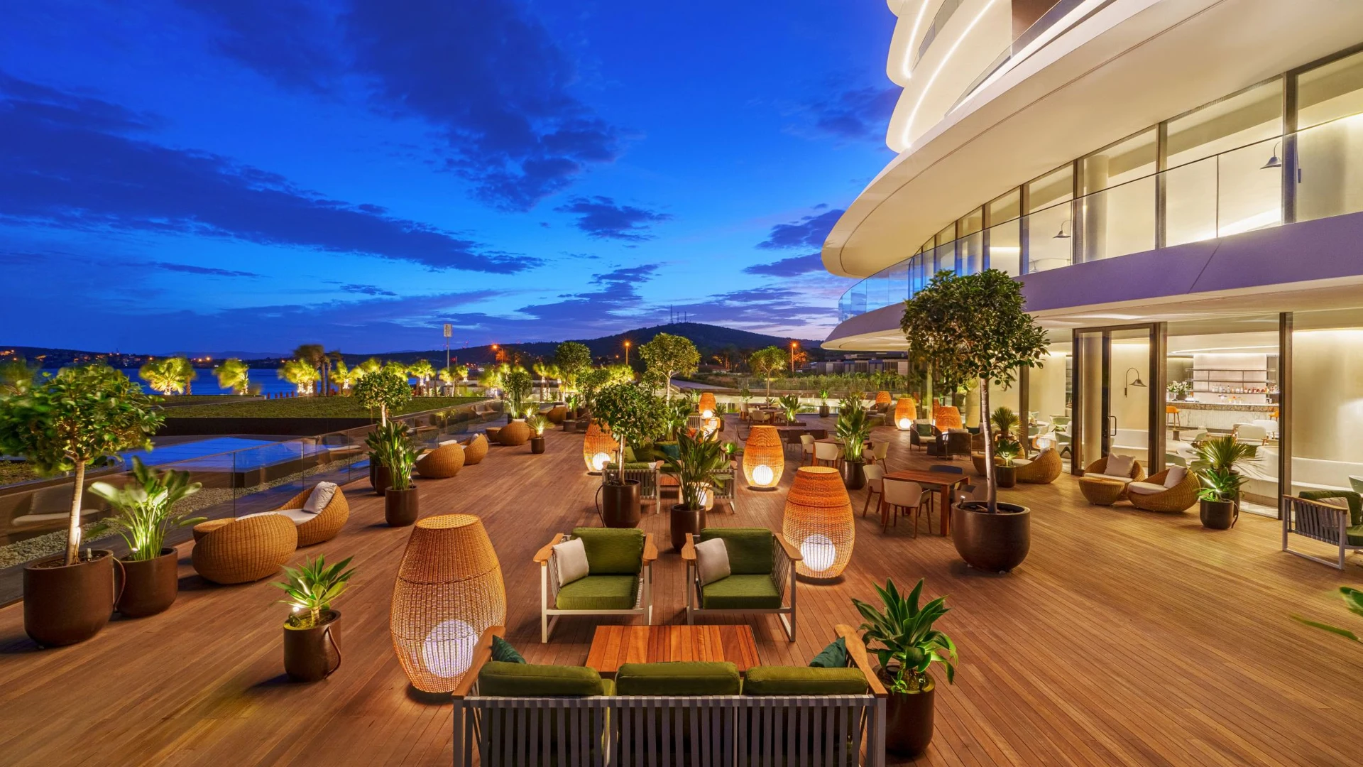 Swissôtel Çeşme Lobi Bar — Bar terrace in the evening