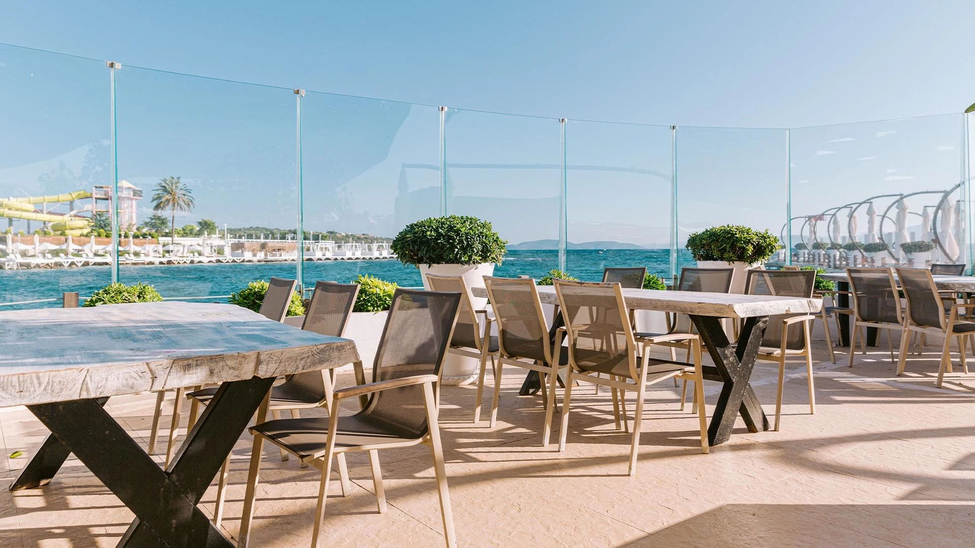 Grill Bar & Rest. — Ilıca Hotel — Tische zum Meer