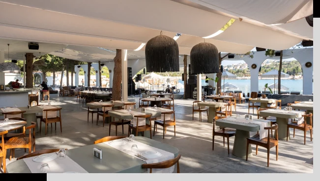OM Paparazzi — Tische und Sitzplätze im Restaurant