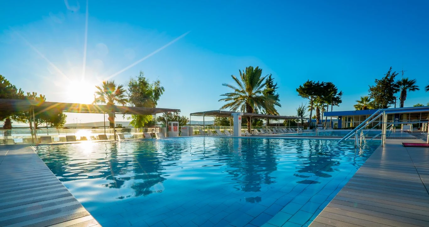 Şifne Termal — Günübirlik Havuz — Wide view of the outdoor pool