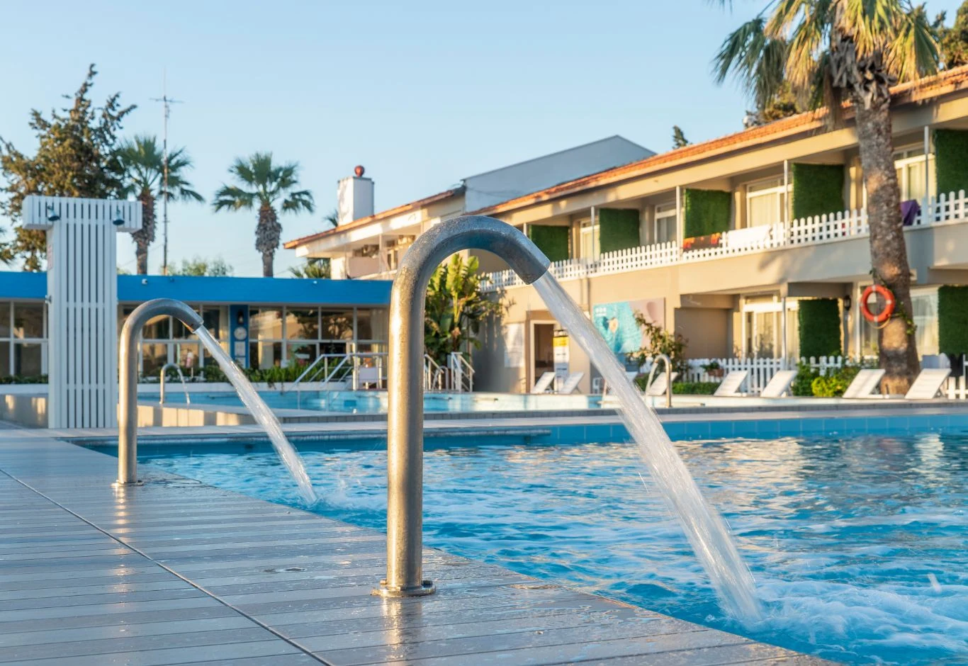 Şifne Termal — Günübirlik Havuz — Steps beside the pool