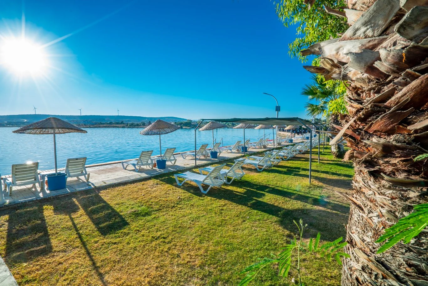 Şifne Termal — Günübirlik Havuz — Loungers by the sea