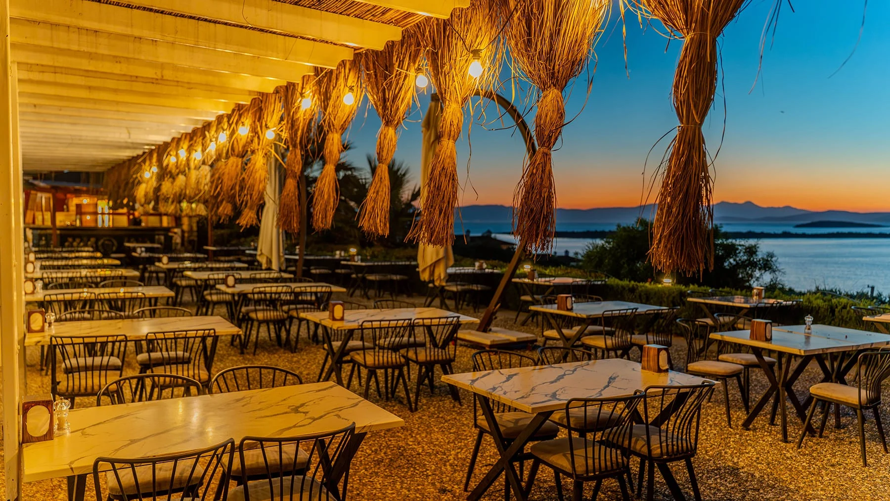 Sunset Bar — Akay Garden — Überdachte Terrasse bei Sonnenuntergang