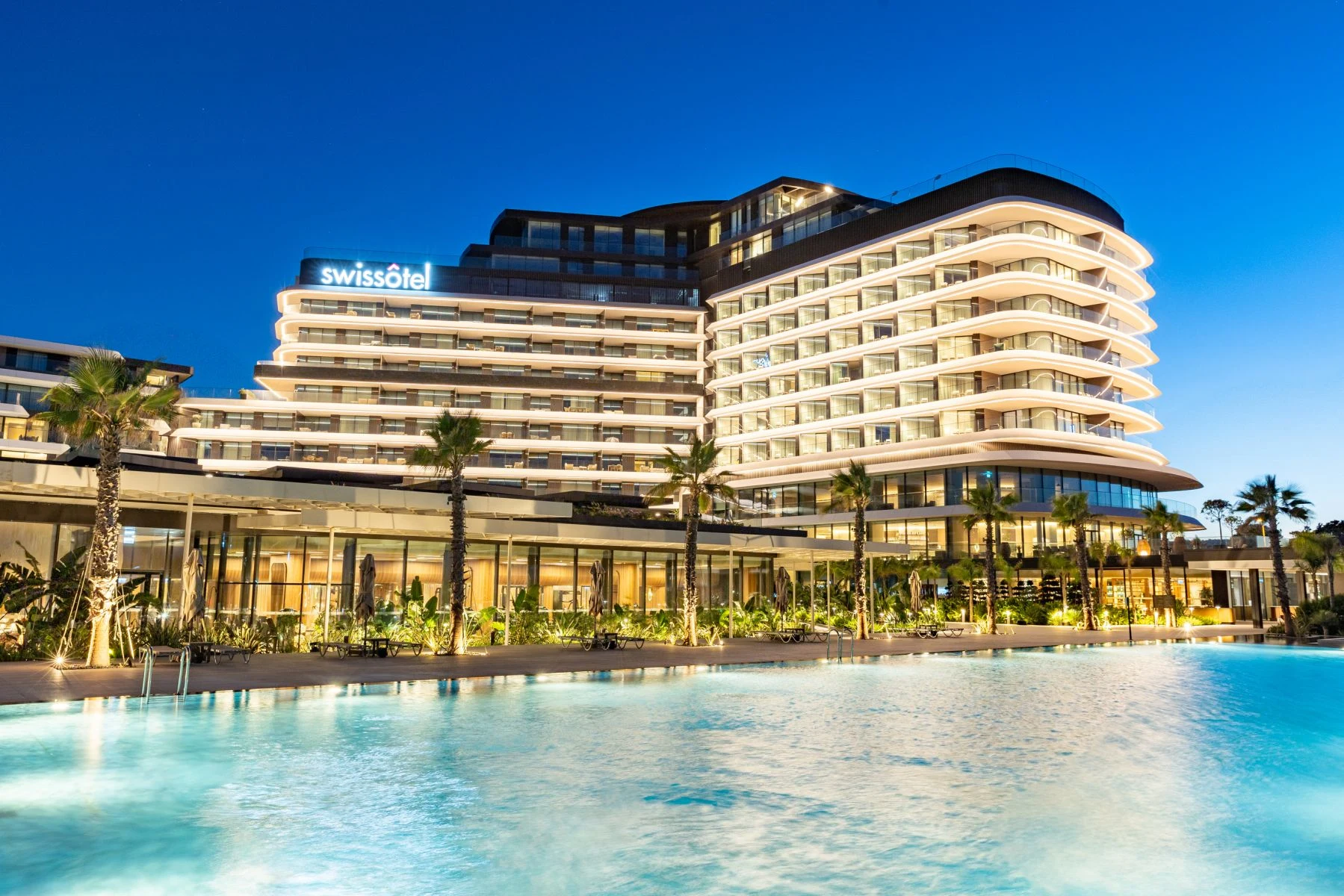 Swissôtel Resort & Spa Çeşme — Otelin havuzdan görünümü