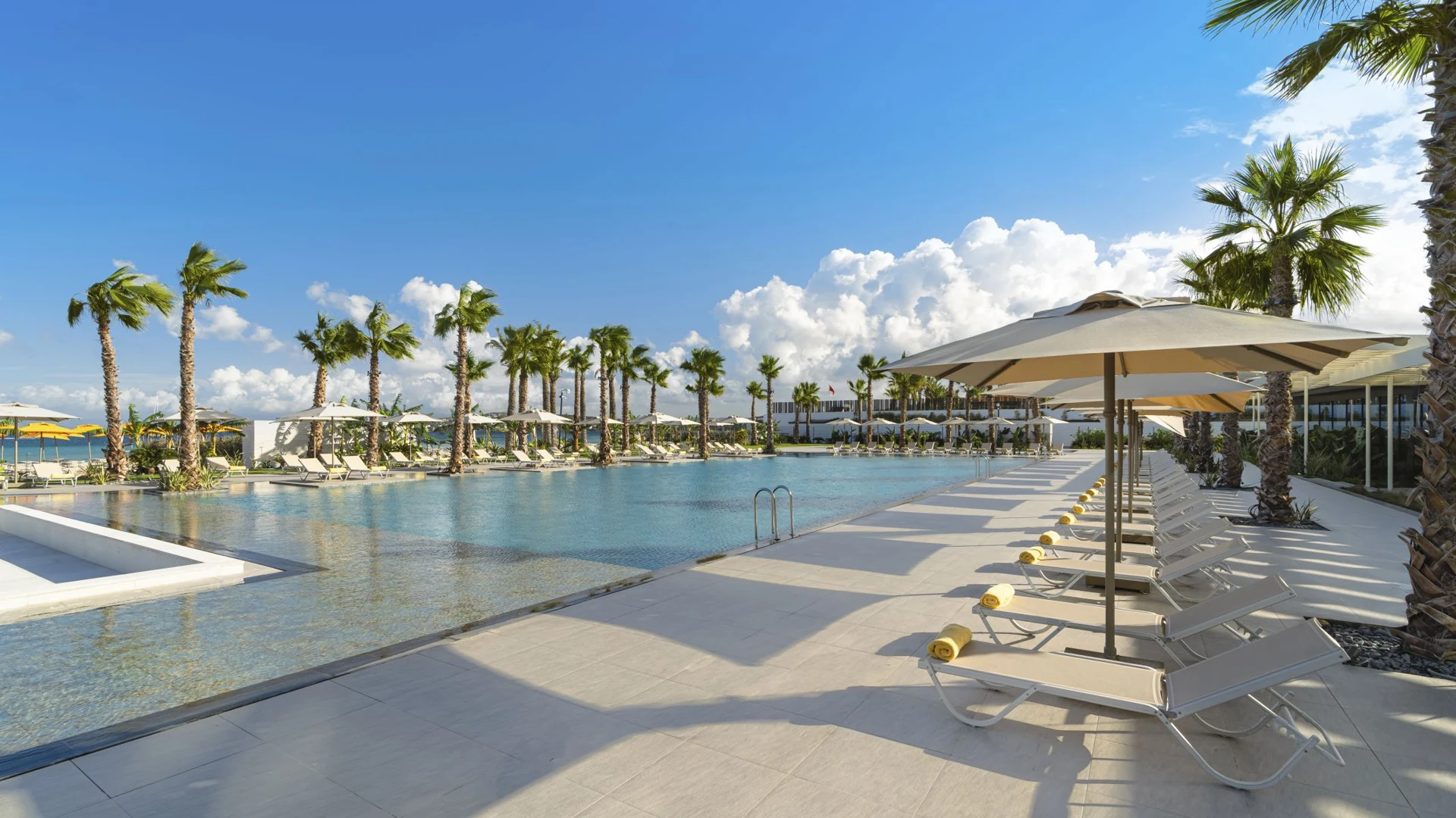 Swissôtel Resort & Spa Çeşme — Havuz kenarı ve şezlonglar